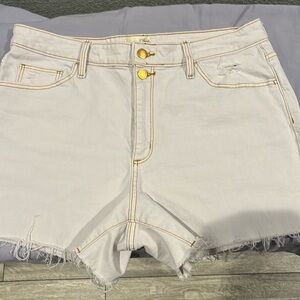 Beige colored shorts with rest colored stitching